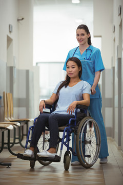 医生推着轮椅上的病人