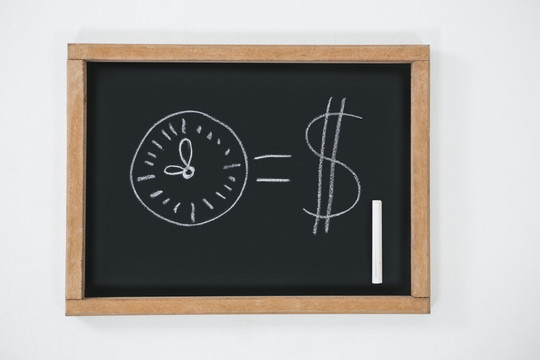 画着时钟和美元符号的黑板