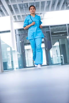 护士在医院走廊里跑步