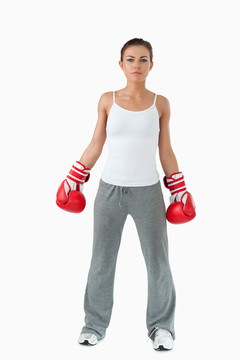 戴拳击手套的运动型女人