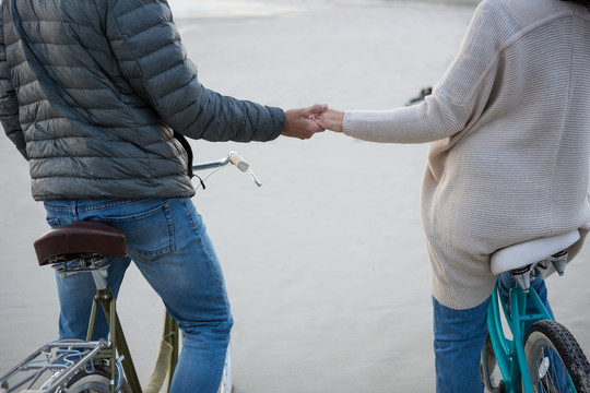 在海滩上骑行的浪漫夫妇