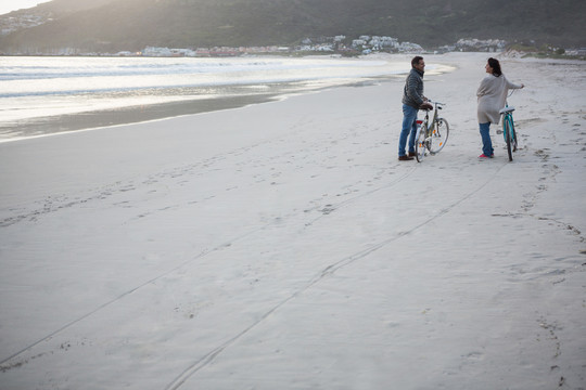 在海滩上骑行的浪漫夫妇