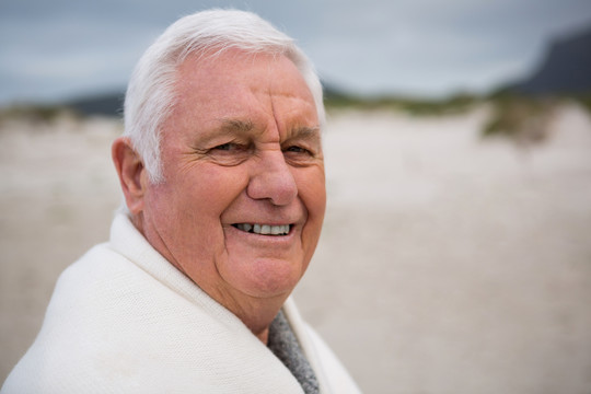 海滩上的老年人肖像