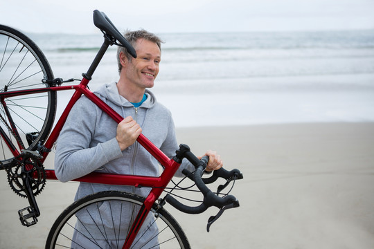 沙滩上使用手机的自行车手