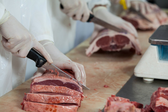 肉商在肉厂切肉的画像