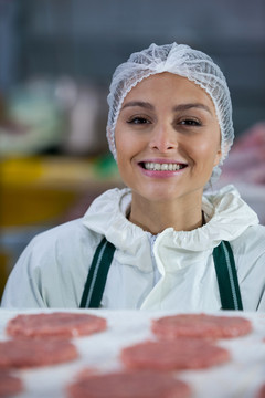 肉厂女屠夫抓生肉的画像