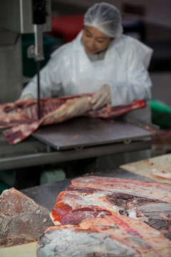 肉类厂工作台面生肉特写