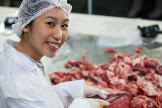 肉类厂加工香肠的肉店中段