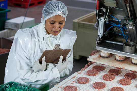 肉厂女肉贩加工汉堡包肉饼