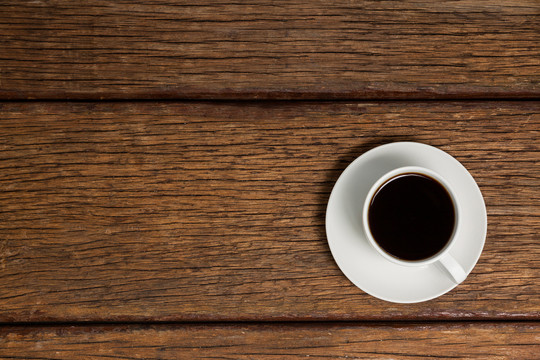木桌上的一杯黑咖啡