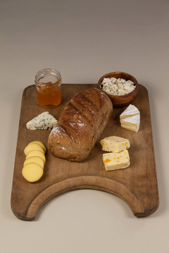 切碎板上有面包和酱汁的奶酪