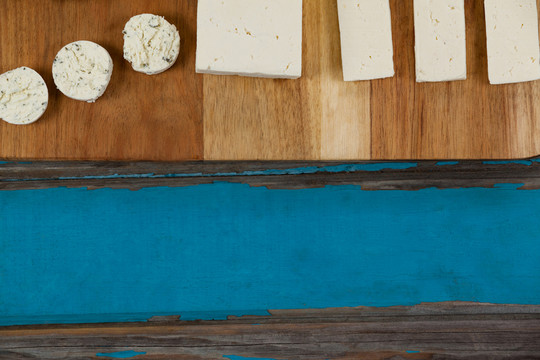 切碎板上各种奶酪的特写