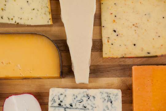 切碎板上的奶酪