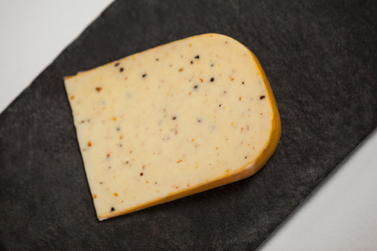 木板上的奶酪特写