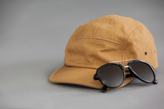 棕色帽子和太阳镜