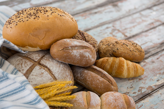 不同类型面包木质表面小麦颗粒