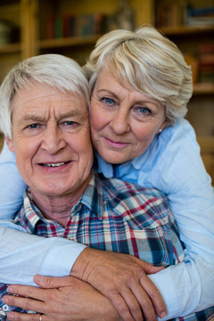 老年夫妇在家拥抱的照片