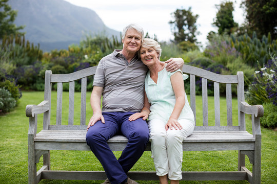 草坪长椅上老年夫妇的照片