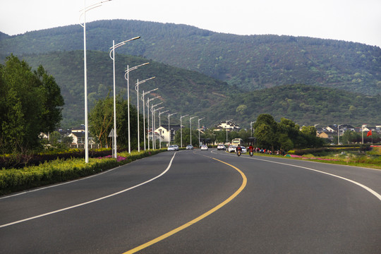 宽阔山村路