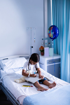 住院患者在床上使用数字平板电脑
