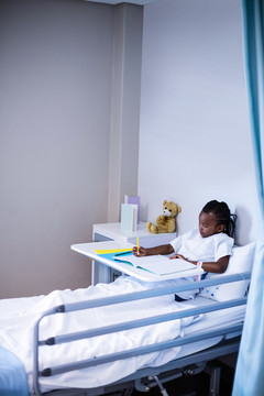病人坐在医院时在书上写字