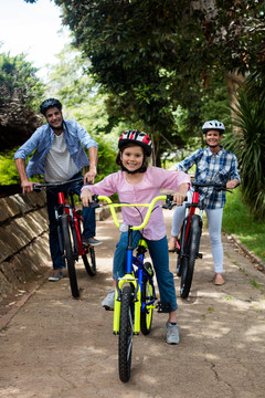 在公园里骑自行车的家庭