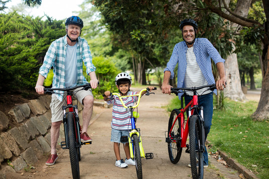 在公园里骑自行车的家庭