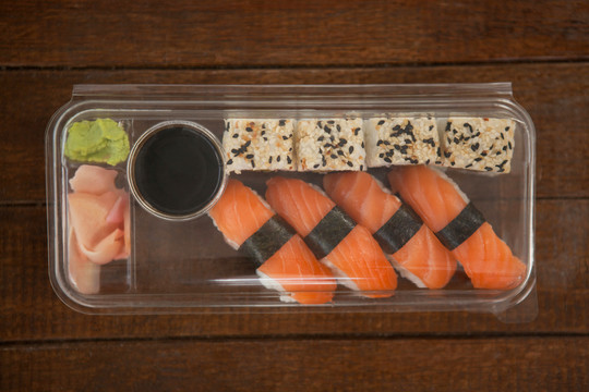 塑料盒内供应的各式寿司