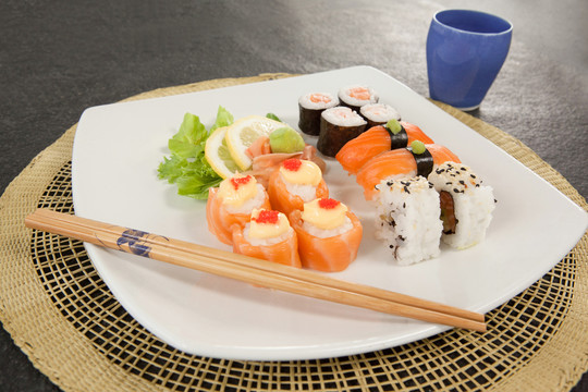 寿司垫上有筷子的什锦寿司套装