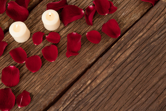 玫瑰花瓣中的红色蜡烛