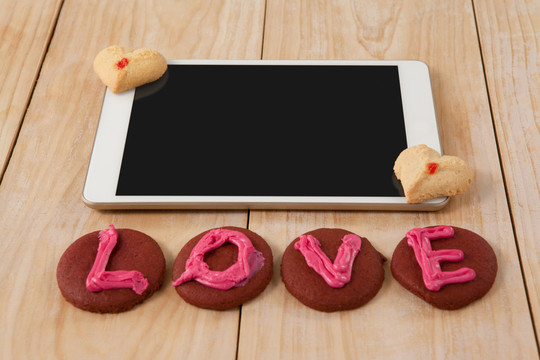 木质表面印有爱情信息的和饼干