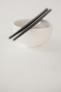 白底碗上的一双筷子