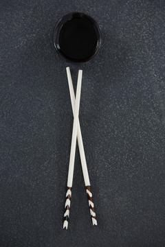 石头桌上筷子和酱油的特写镜头