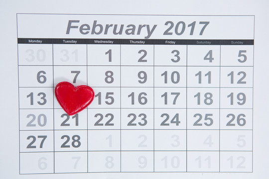 红色心形放在2月14日的日历上