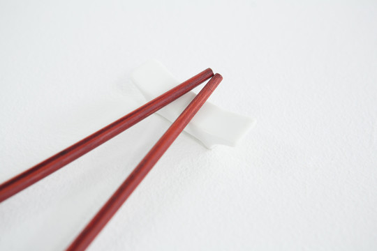 白底空盘子筷子
