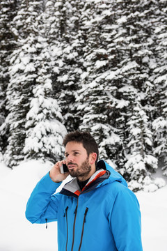 使用手机的滑雪者