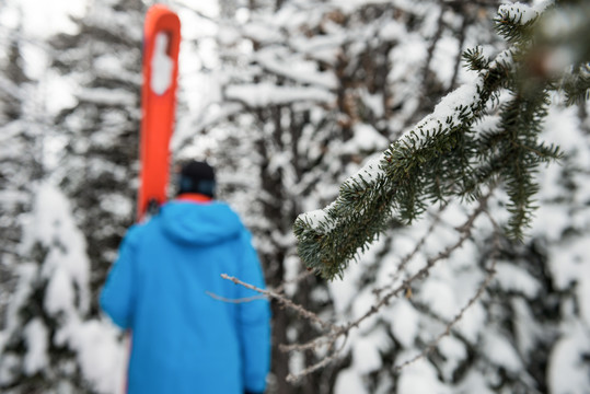 雪山上的滑雪者