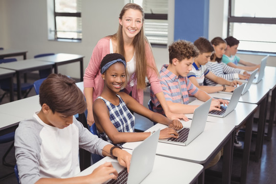 在学校课堂上使用电脑的学生