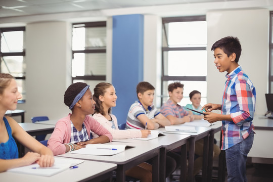 学生在学校课堂上举手