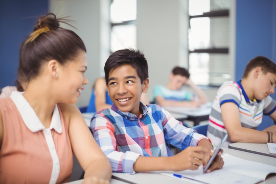 学生在学校课堂上举手