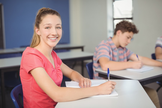 在校学生在教室学习