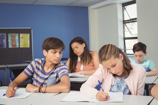 小学生在学校的教室里做作业