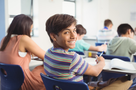 学校里的学生在教室里做作业