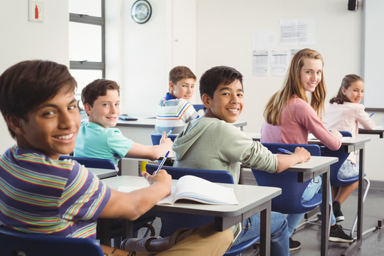 小学生实验室里做化学实验