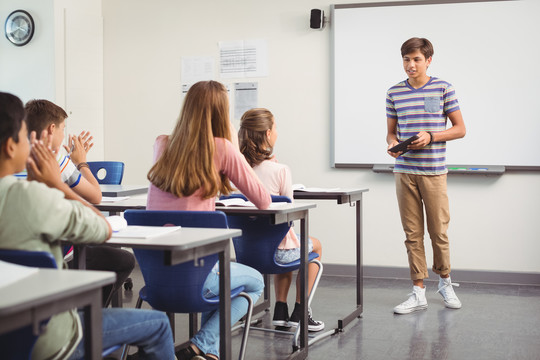 在校学生在教室里举手