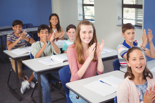 学校里坐在教室里微笑的学生