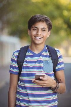 学校校园使用手机的男生照片