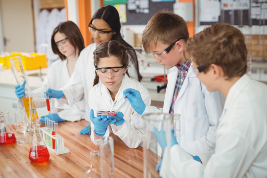 学校学生在实验室做化学实验