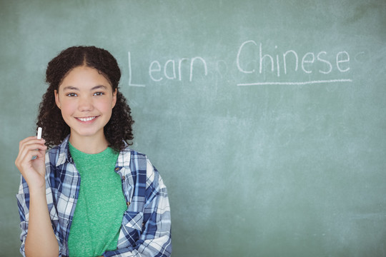 在学校教室里的女生