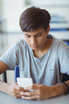 快乐男生在学校教室里讲手机